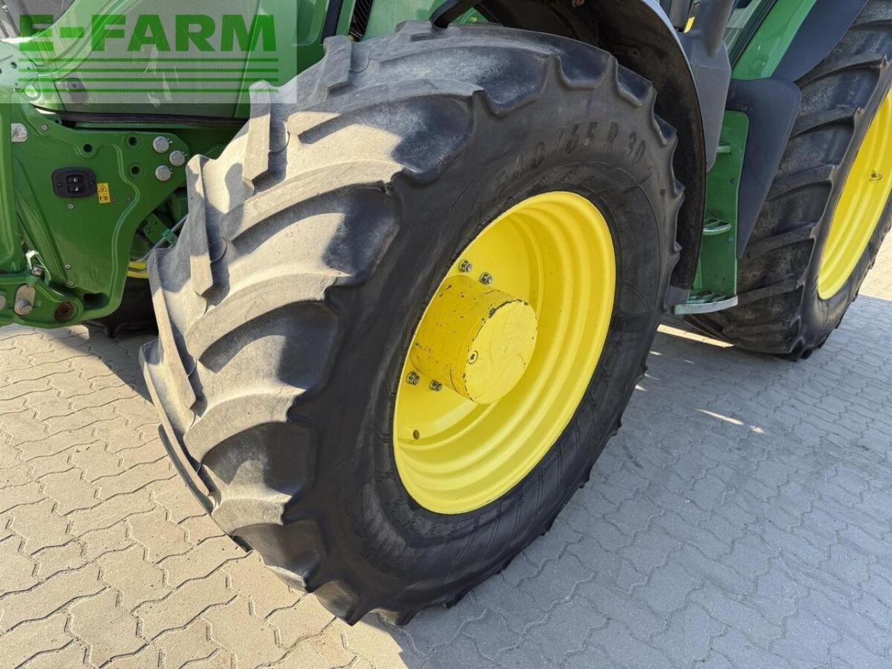 Farm tractor John Deere 6155r: picture 10