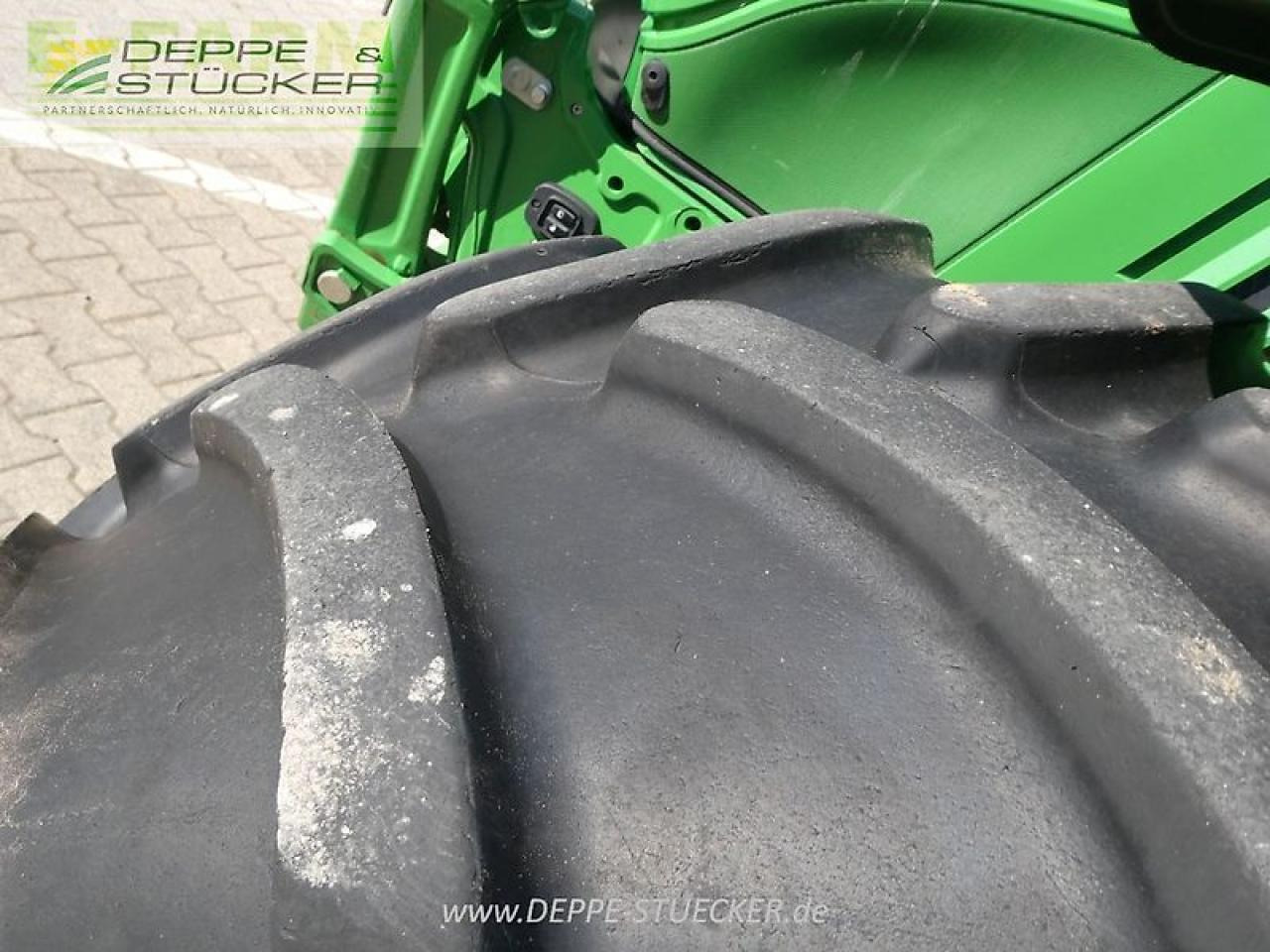 Farm tractor John Deere 6215r: picture 13