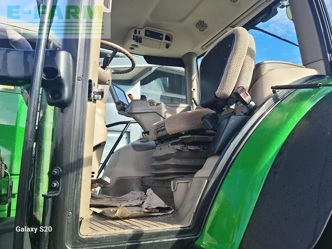 Farm tractor John Deere 6215r: picture 7