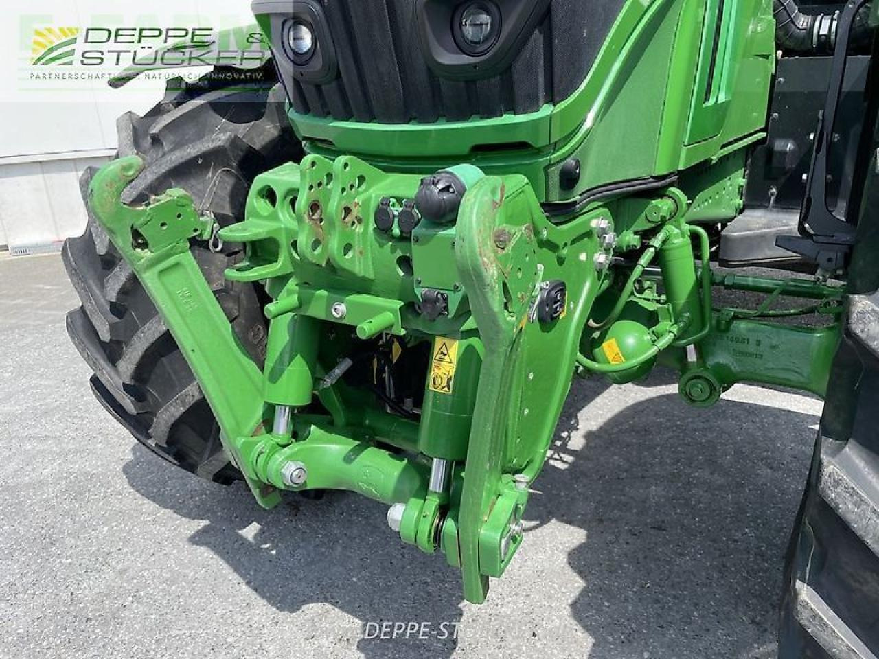 Farm tractor John Deere 6230r: picture 16