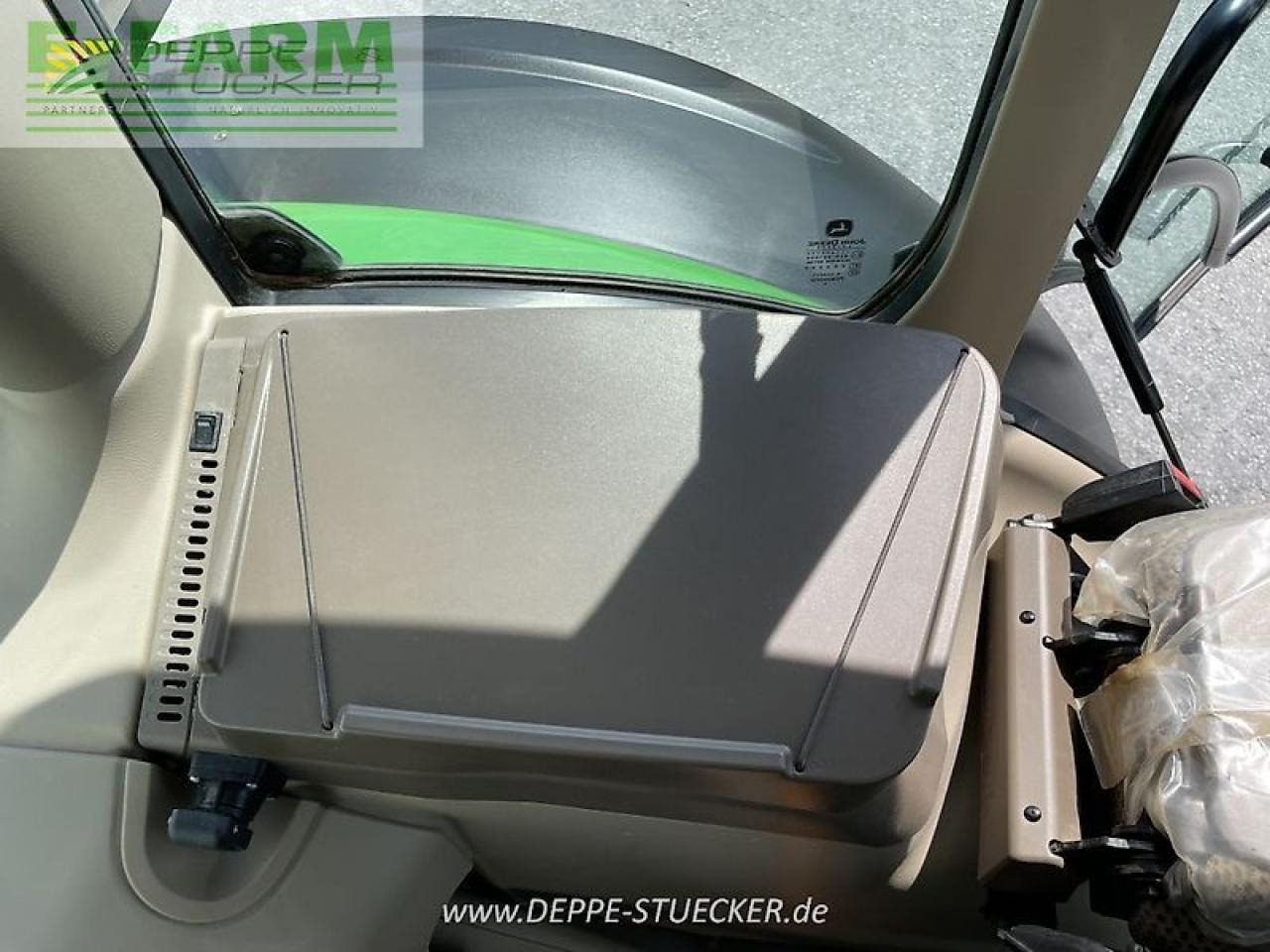 Farm tractor John Deere 6230r: picture 6