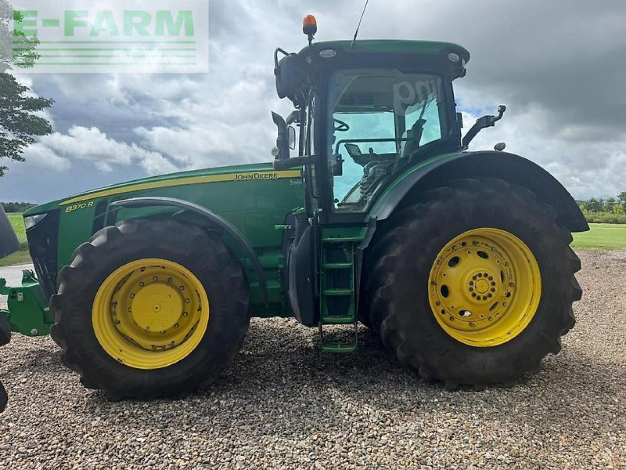 John Deere 8370r - Farm tractor: picture 2 John Deere 8370r - Farm tractor: picture 2