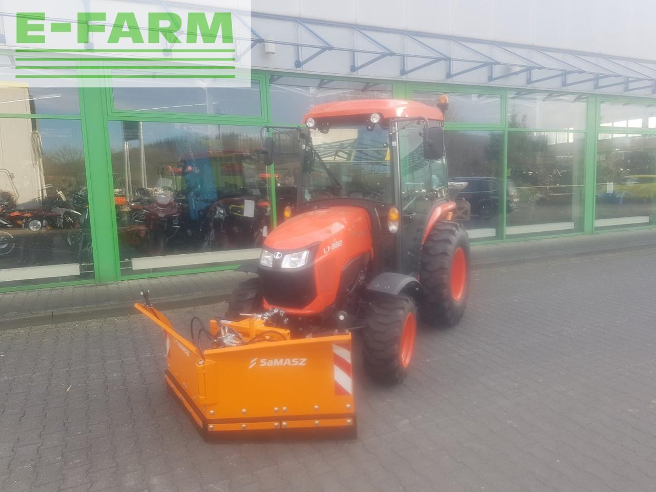 Farm tractor Kubota l1-382 winterdienstpaket: picture 6