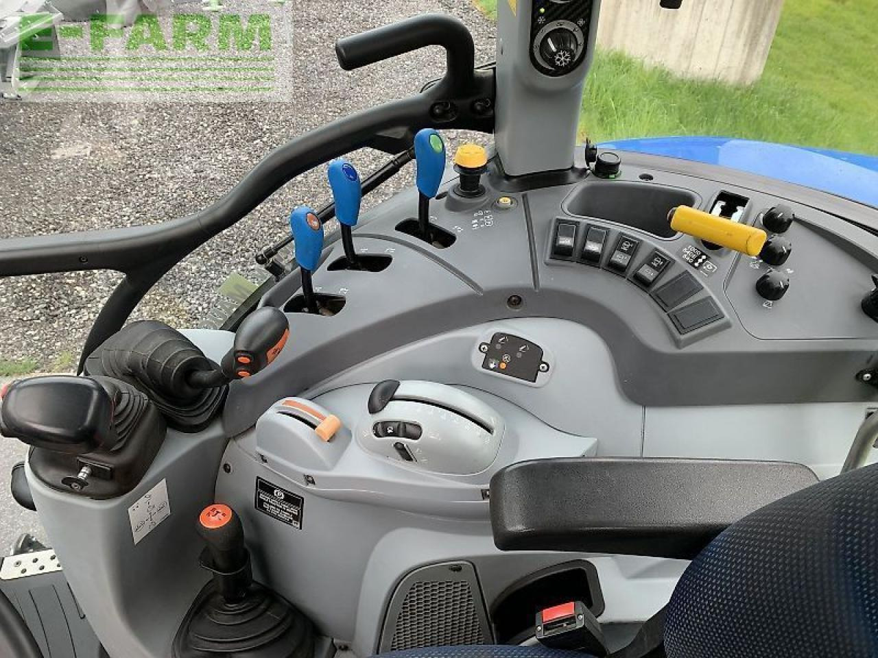 Farm tractor New Holland t 5.105: picture 12