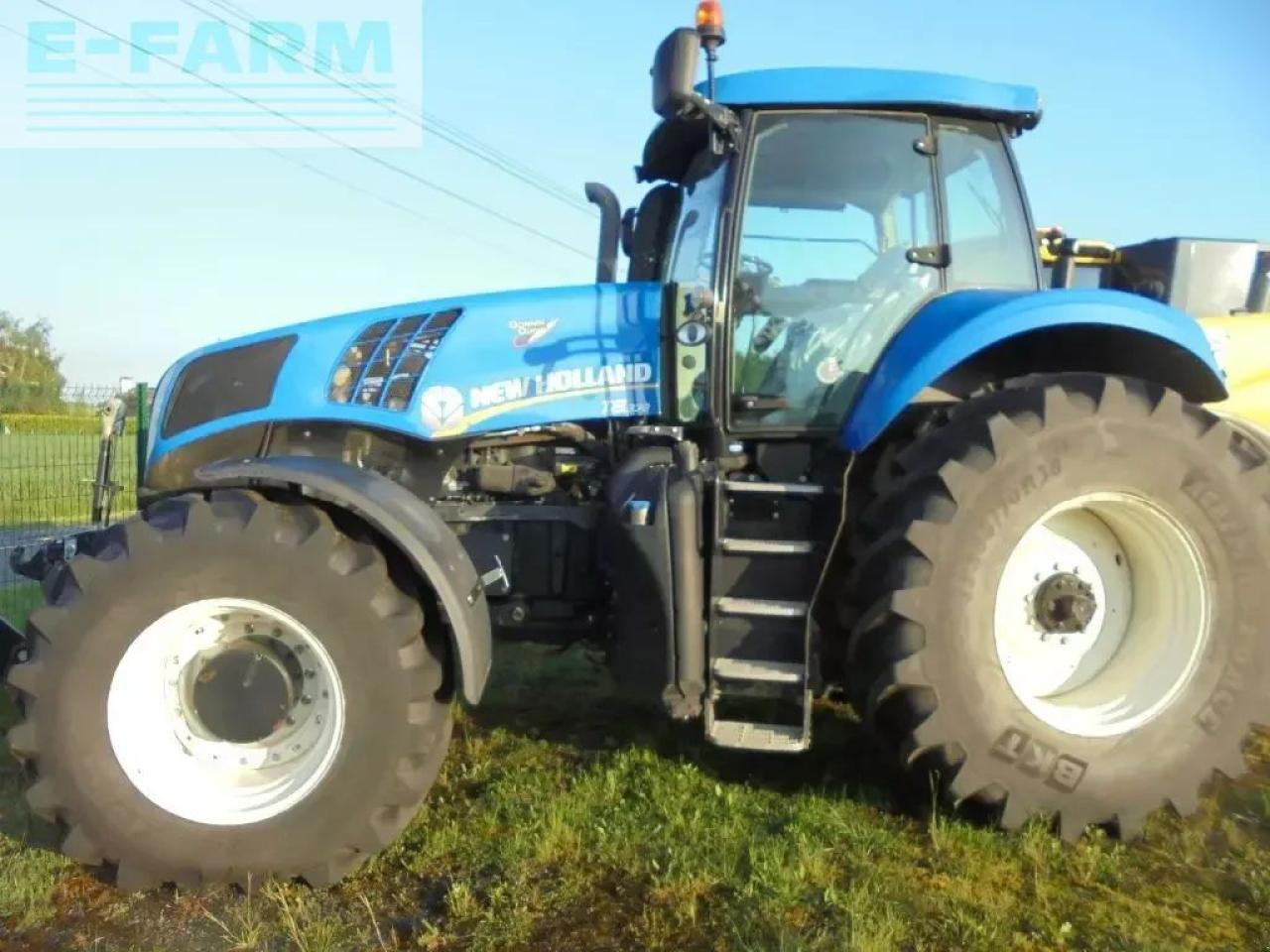 New Holland t8.330 - Farm tractor: picture 1 New Holland t8.330 - Farm tractor: picture 1