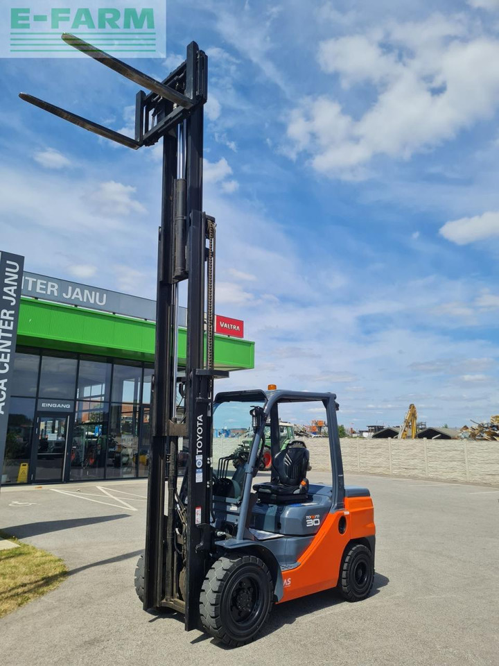 Toyota 52-8fdf30 - Forklift: picture 2 Toyota 52-8fdf30 - Forklift: picture 2