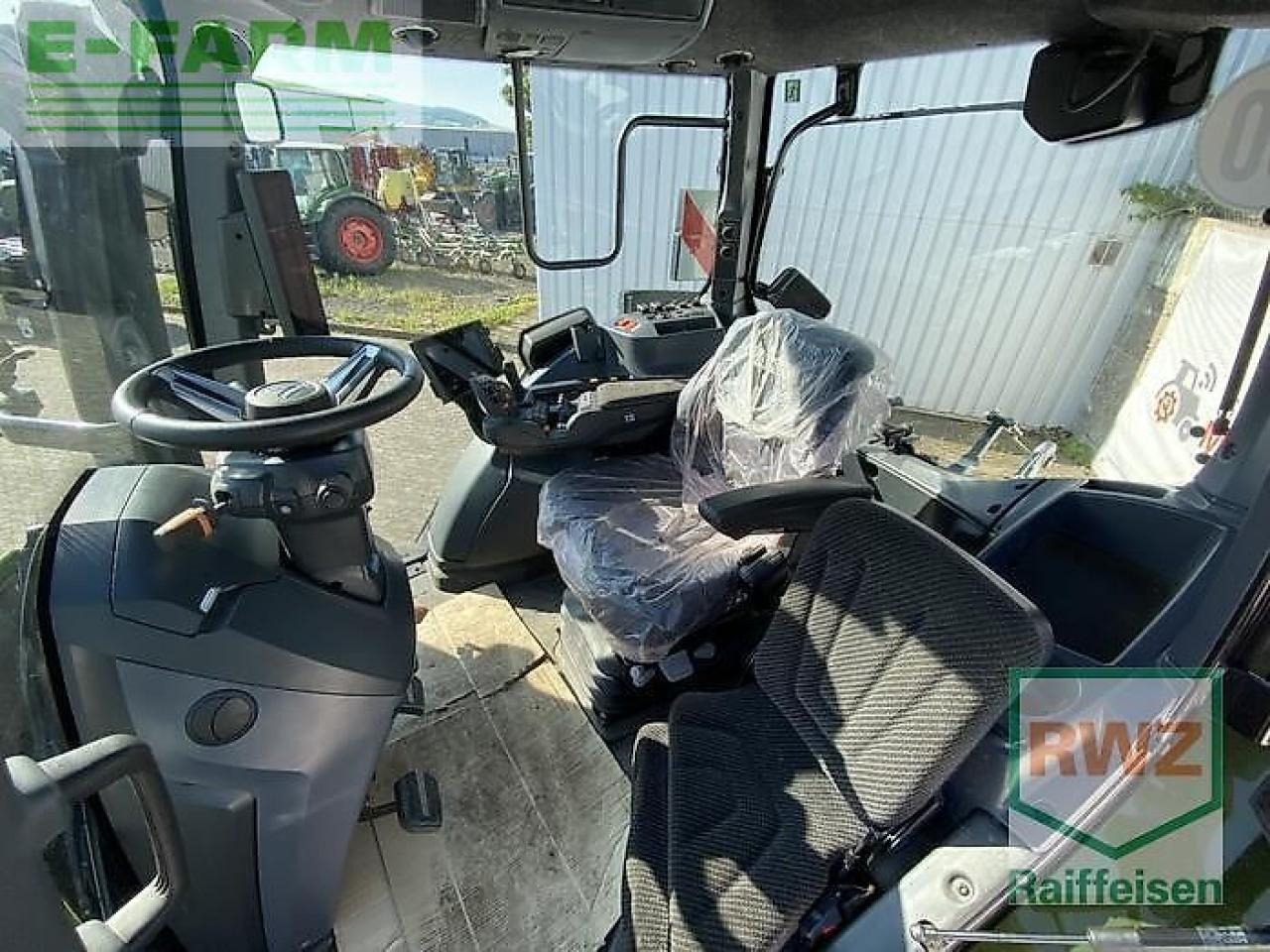 Farm tractor Valtra q305: picture 8