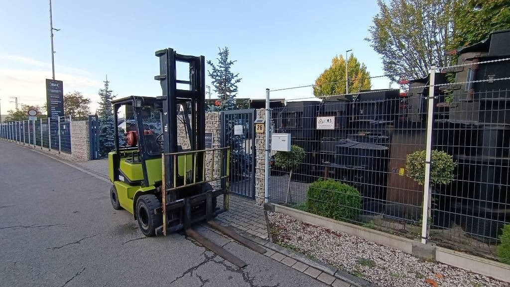 Clark CGP 25 Duplex, hydr. Seitenschieber, Hubhöhe 4,15 - LPG forklift: picture 3 Clark CGP 25 Duplex, hydr. Seitenschieber, Hubhöhe 4,15 - LPG forklift: picture 3