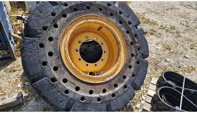 Tire Big Vollgummi Räder 20,5 x 25 mit Volvo Felgen: picture 12
