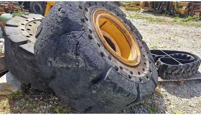 Tire Big Vollgummi Räder 20,5 x 25 mit Volvo Felgen: picture 13