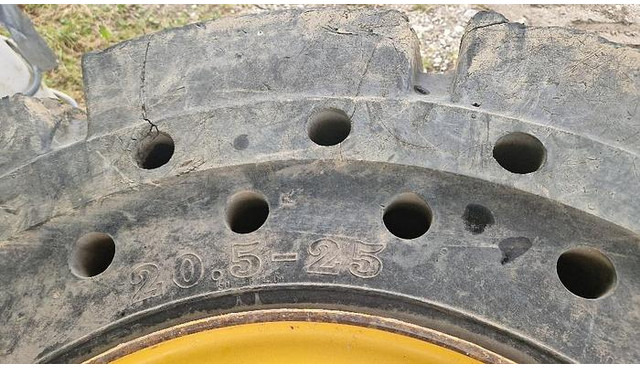 Big Vollgummi Räder 20,5 x 25 mit Volvo Felgen - Tire: picture 5 Big Vollgummi Räder 20,5 x 25 mit Volvo Felgen - Tire: picture 5