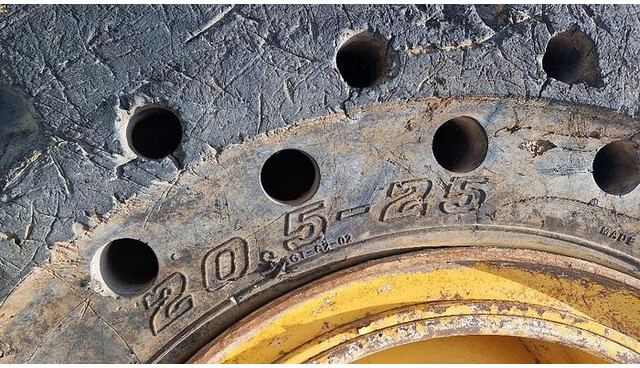 Tire Big Vollgummi Räder 20,5 x 25 mit Volvo Felgen: picture 14