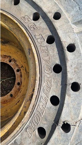 Tire Big Vollgummi Räder 20,5 x 25 mit Volvo Felgen: picture 9