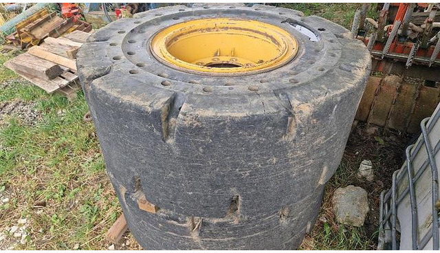 Big Vollgummi Räder 20,5 x 25 mit Volvo Felgen - Tire: picture 1 Big Vollgummi Räder 20,5 x 25 mit Volvo Felgen - Tire: picture 1