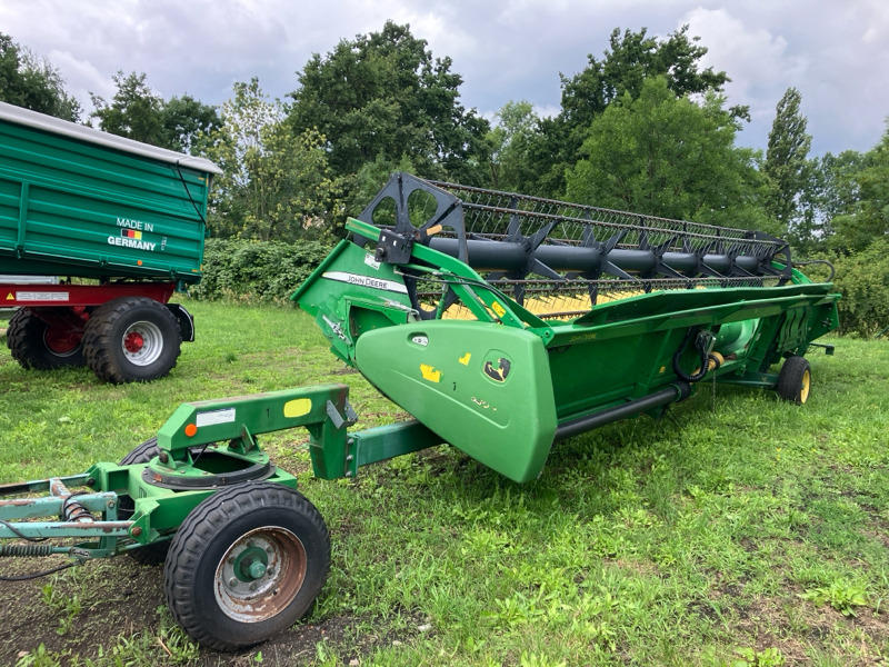 John Deere 630R mit Sonnenblumenvorsatz - Combine harvester: picture 1 John Deere 630R mit Sonnenblumenvorsatz - Combine harvester: picture 1