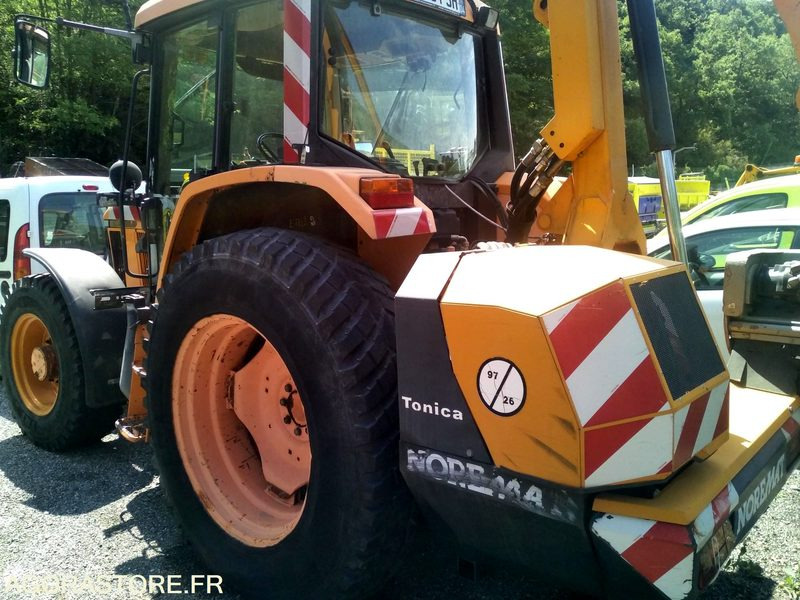 Agricultural machinery Tracteur John Deere 6220 4X4 - 2006 - 10558 heures avec épareuse NOREMAT Tonica: picture 7