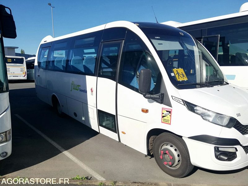 Bus Iveco UNVI 70C17 - 2017 - 120 000 km - School bus: picture 1 Bus Iveco UNVI 70C17 - 2017 - 120 000 km - School bus: picture 1