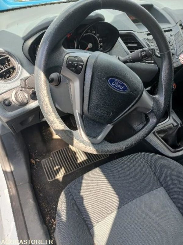 FORD FIESTA N°2 1.2 L– COULEUR BLANCHE - Car: picture 4 FORD FIESTA N°2 1.2 L– COULEUR BLANCHE - Car: picture 4