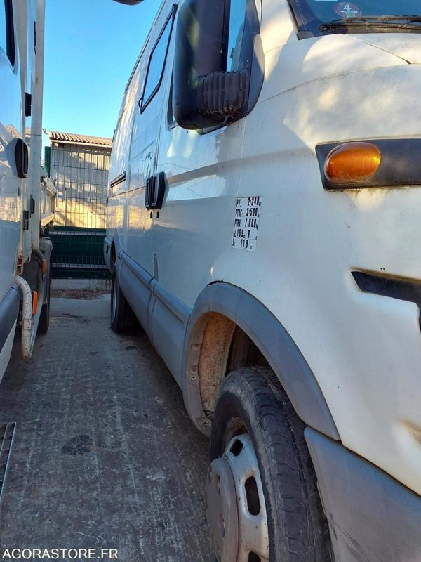 Fourgon IVECO DAILY - 2003 - 301454km - DM678TN - Panel van: picture 4 Fourgon IVECO DAILY - 2003 - 301454km - DM678TN - Panel van: picture 4