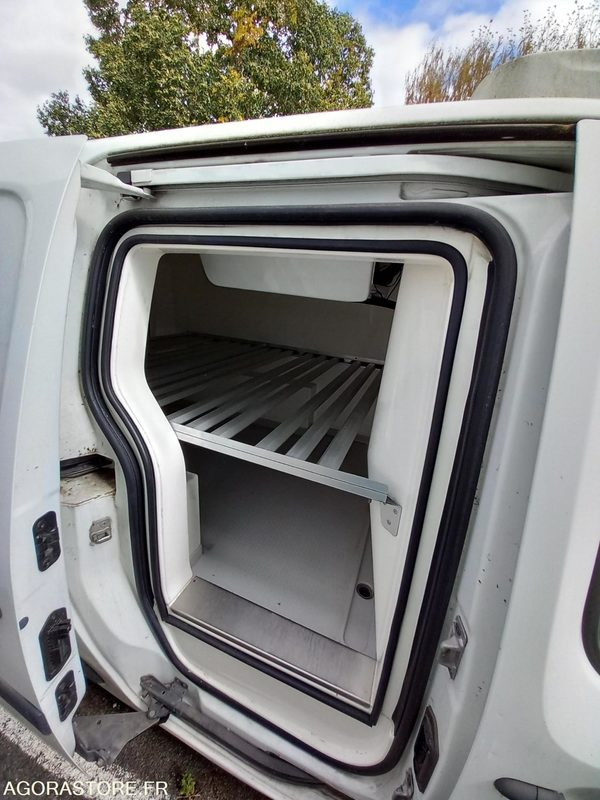 Fourgonnette frigorifique RENAULT - CN707CZ - Small van: picture 3 Fourgonnette frigorifique RENAULT - CN707CZ - Small van: picture 3