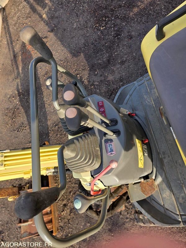 MINI-PELLE YANMAR VIO 10 - 2004 - 1952 HEURES - Mini excavator: picture 5 MINI-PELLE YANMAR VIO 10 - 2004 - 1952 HEURES - Mini excavator: picture 5