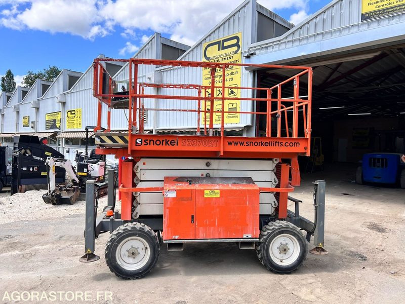 NACELLE CISEAUX 12M 4X4 DIESEL SNORKEL S3370RT - Année 2017 - 1445 heures - Scissor lift: picture 3 NACELLE CISEAUX 12M 4X4 DIESEL SNORKEL S3370RT - Année 2017 - 1445 heures - Scissor lift: picture 3