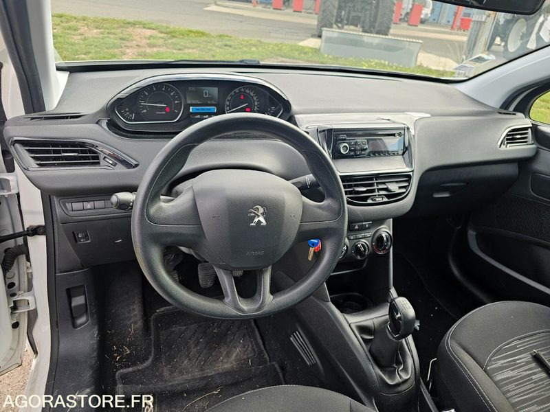 Peugeot 208 - 2015 - 187805km - DT142LK - Car: picture 5 Peugeot 208 - 2015 - 187805km - DT142LK - Car: picture 5