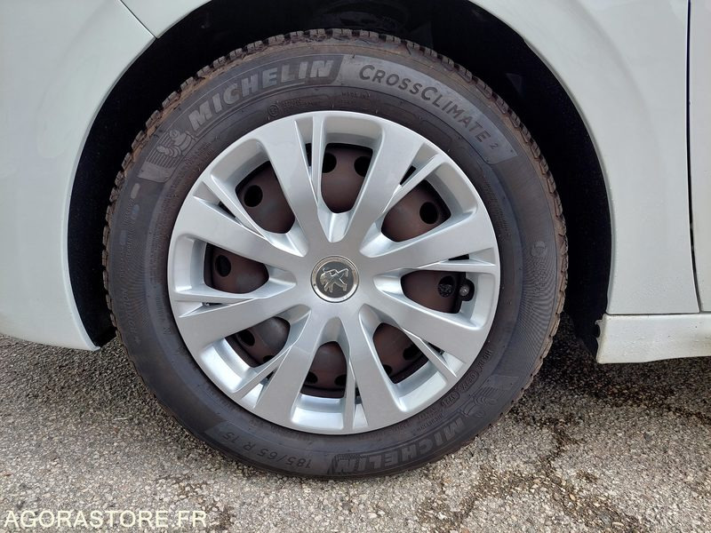 Peugeot 208 - 2018 - 111 261 kms- FB713AZ-ESSENCE - Car: picture 2 Peugeot 208 - 2018 - 111 261 kms- FB713AZ-ESSENCE - Car: picture 2