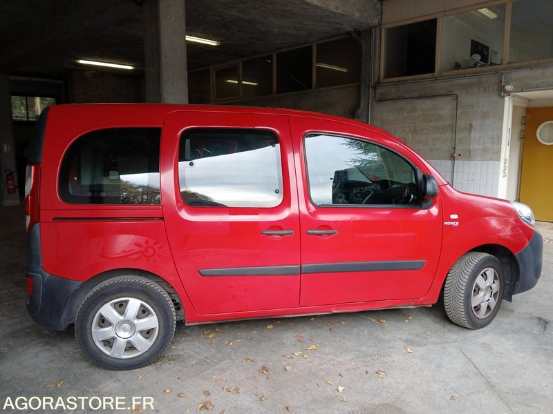 RENAULT KANGOO TPMR N°150546 - School bus: picture 1 RENAULT KANGOO TPMR N°150546 - School bus: picture 1