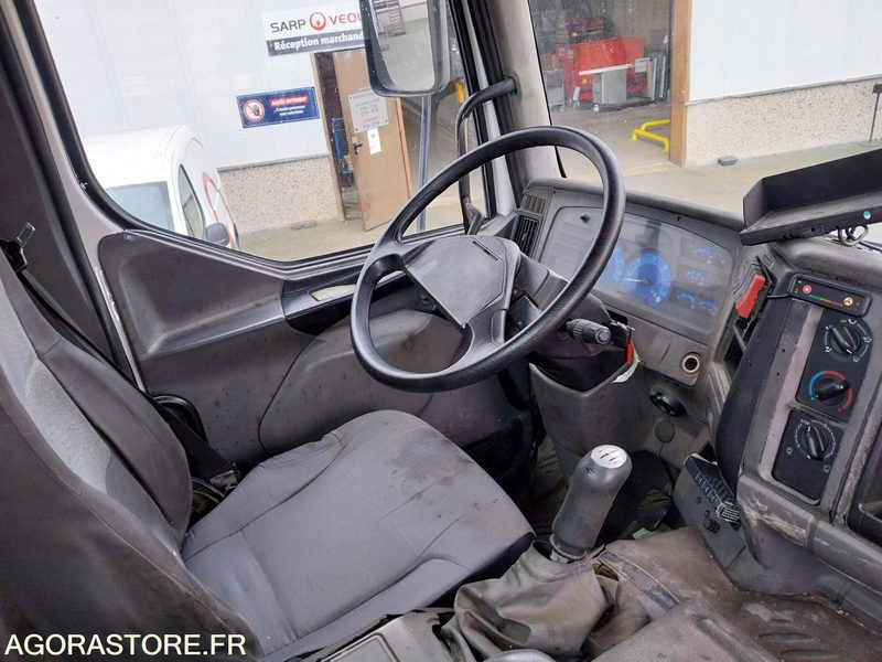 Cab chassis truck RENAULT KERAX 370-26 / 2004 / 715710 Km avec peinture neuve: picture 7