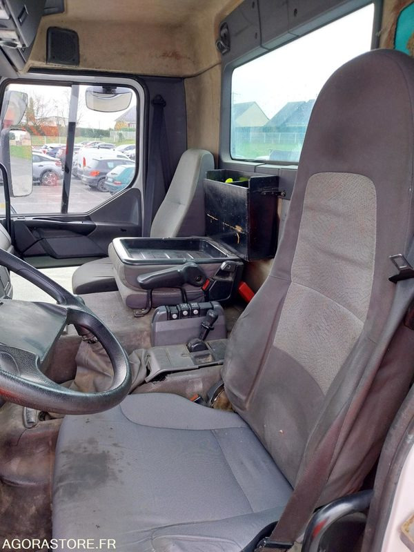 Cab chassis truck RENAULT KERAX 370-26 / 2004 / 715710 Km avec peinture neuve: picture 6