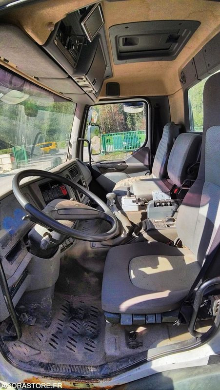 Renault KERAX 2004 - 252967 kms - Tipper van: picture 5 Renault KERAX 2004 - 252967 kms - Tipper van: picture 5