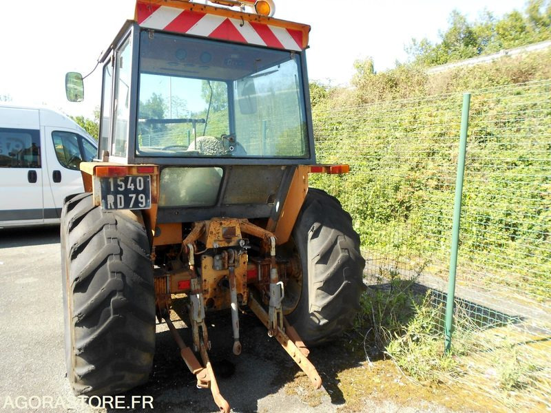 TRACTEUR RENAULT 652 - Municipal tractor: picture 2 TRACTEUR RENAULT 652 - Municipal tractor: picture 2