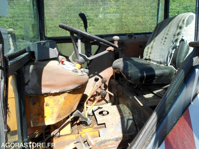 TRACTEUR RENAULT 652 - Municipal tractor: picture 4 TRACTEUR RENAULT 652 - Municipal tractor: picture 4