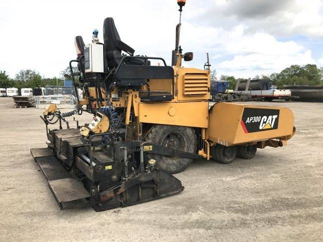 CAT AP 300 - Asphalt paver: picture 1 CAT AP 300 - Asphalt paver: picture 1