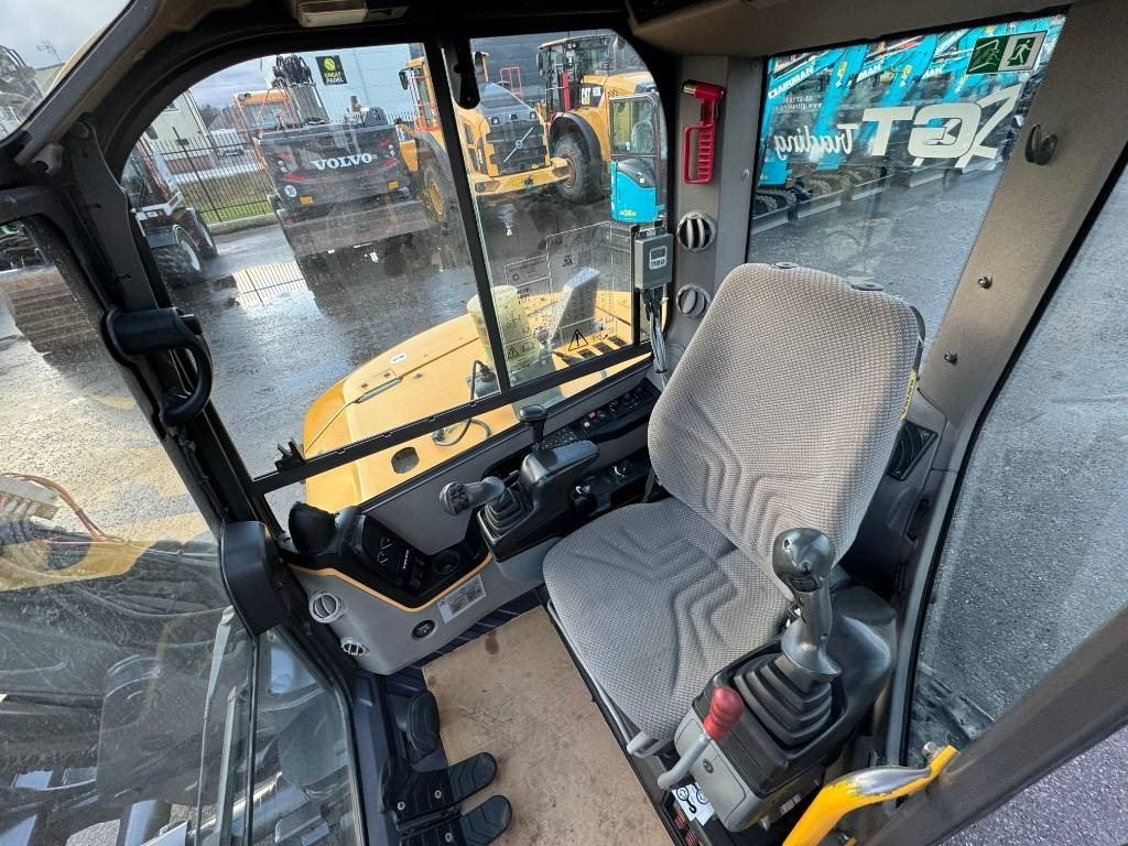 Mini excavator Volvo ECR 88 D: picture 11