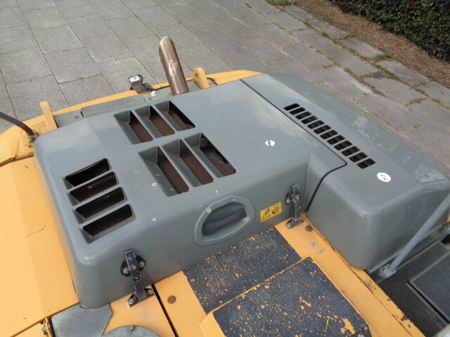 Crawler excavator Liebherr R906LC: picture 18