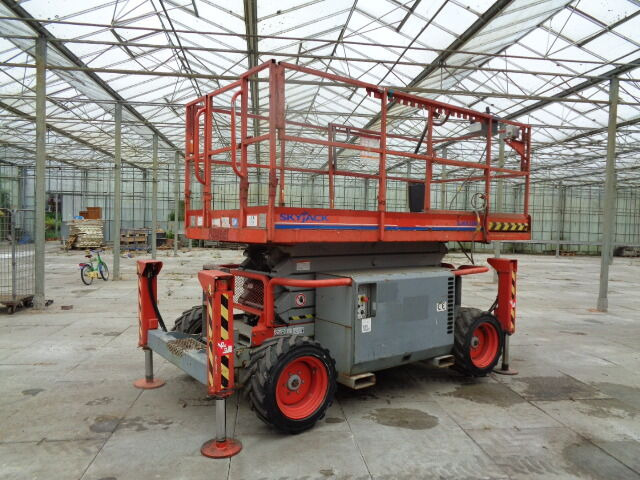 Skyjack SJ 6832 - Scissor lift: picture 2 Skyjack SJ 6832 - Scissor lift: picture 2