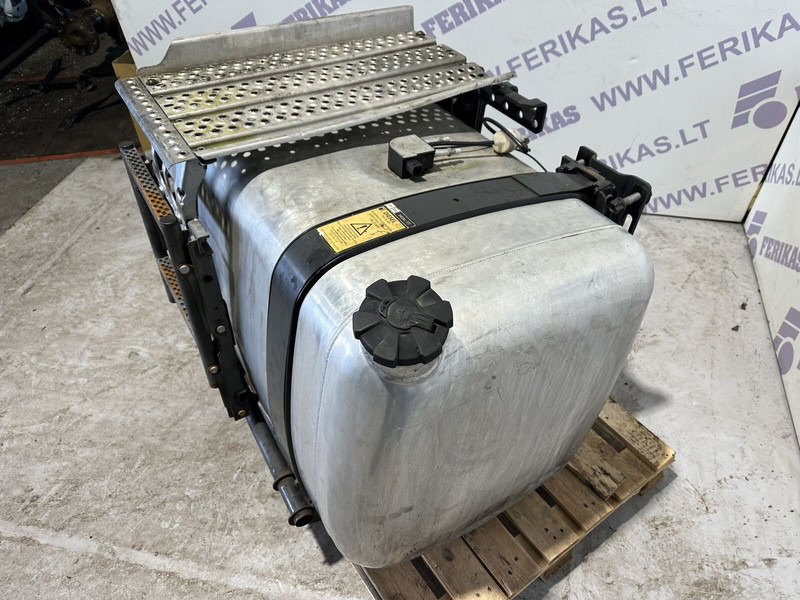 Mercedes-Benz 450L with brackets and step - Fuel tank for Truck: picture 2 Mercedes-Benz 450L with brackets and step - Fuel tank for Truck: picture 2