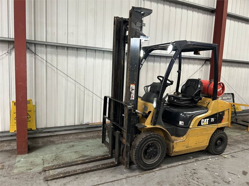 CAT GP25N - LPG forklift: picture 2 CAT GP25N - LPG forklift: picture 2
