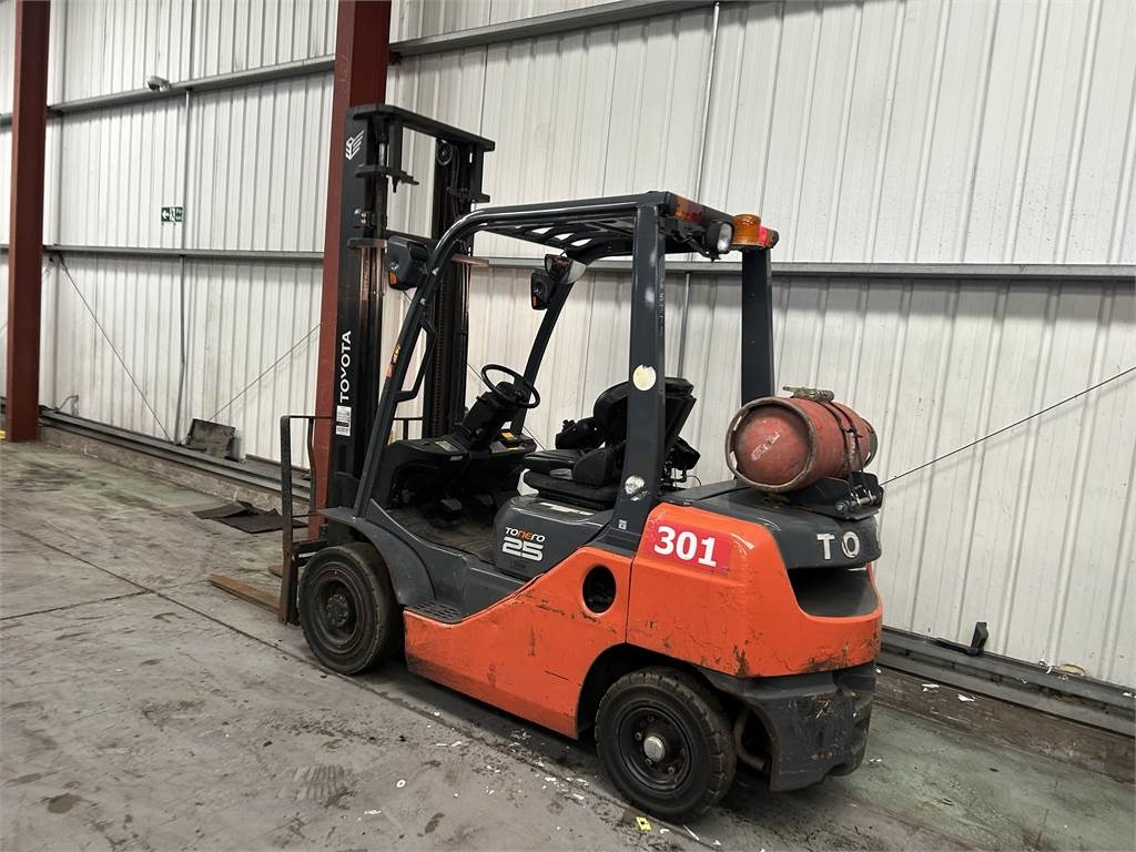 Toyota 02-8FGF25 - LPG forklift: picture 3 Toyota 02-8FGF25 - LPG forklift: picture 3