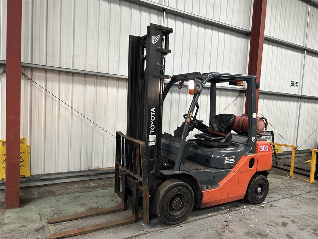 Toyota 02-8FGF25 - LPG forklift: picture 2 Toyota 02-8FGF25 - LPG forklift: picture 2