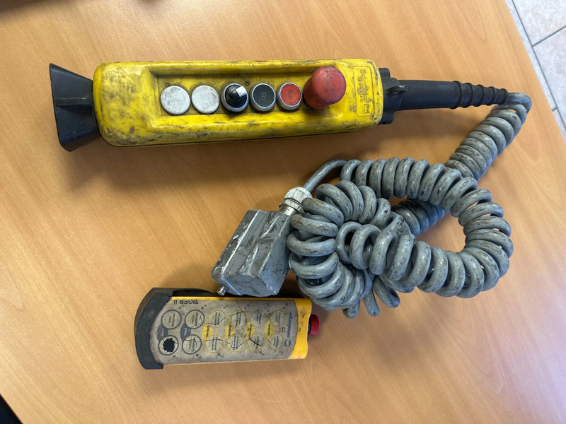 Low loader semi-trailer MEUSBURGER 4 axel steering, Double extendable up to 28 meters, extendable up to 3.2 meters, radio controlled, sliding roof: picture 6