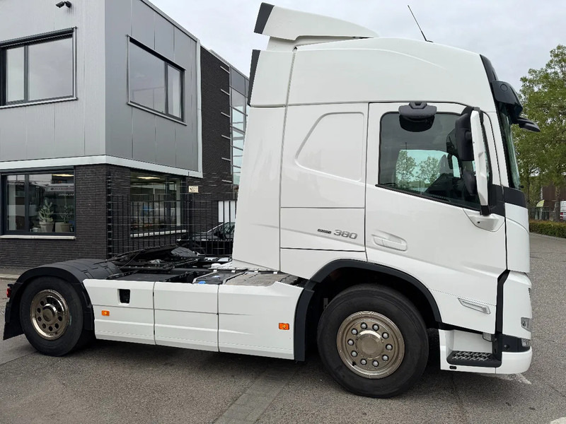 Volvo FM 380 4X2 EURO 6 NEW FACE SKIRTS AIRCO SPOILERS - Tractor unit: picture 4 Volvo FM 380 4X2 EURO 6 NEW FACE SKIRTS AIRCO SPOILERS - Tractor unit: picture 4
