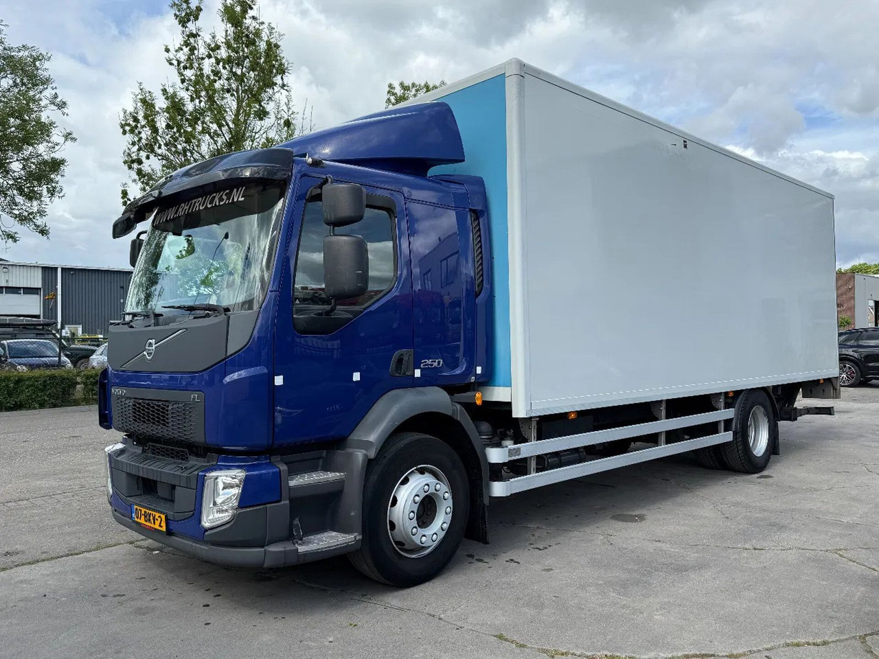 Volvo FL 250 18 TON - ONLY 169.291 KM + DHOLLANDIA LIF - Box truck: picture 1 Volvo FL 250 18 TON - ONLY 169.291 KM + DHOLLANDIA LIF - Box truck: picture 1