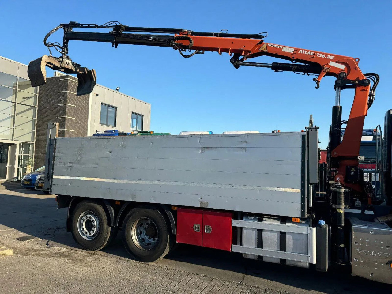 Volvo FM 330 6X2 - EURO 5 + ATLAS 126.3E A2 + REMOTE + - Crane truck: picture 3 Volvo FM 330 6X2 - EURO 5 + ATLAS 126.3E A2 + REMOTE + - Crane truck: picture 3