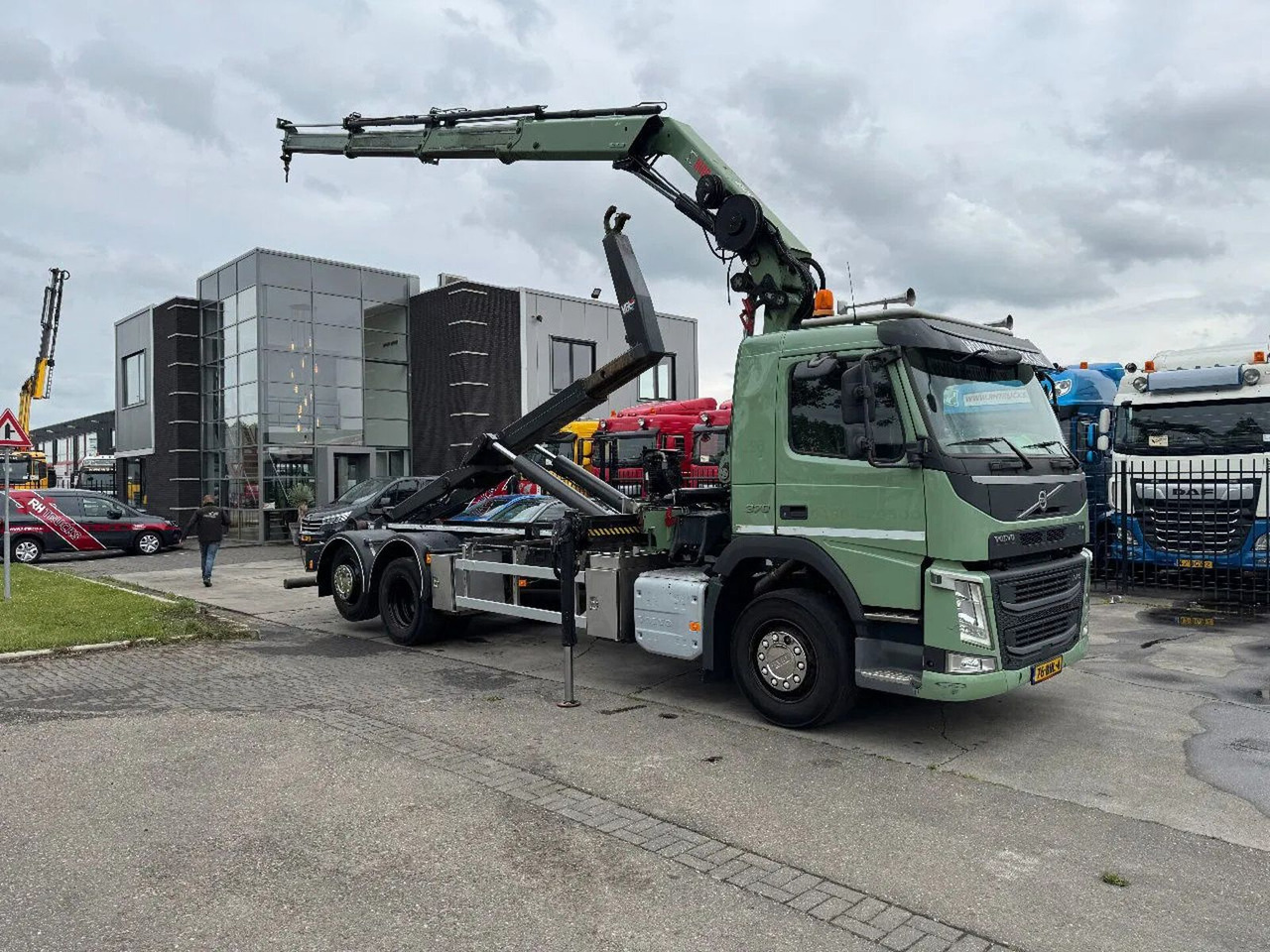 Volvo FM 370 6X2 VDL 21T HOOK + HIAB 211 + REMOTE CONT - Crane truck: picture 1 Volvo FM 370 6X2 VDL 21T HOOK + HIAB 211 + REMOTE CONT - Crane truck: picture 1