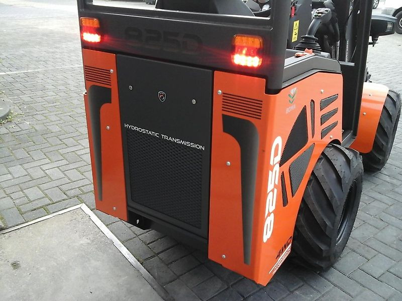 New Wheel loader Cast 825D: picture 6