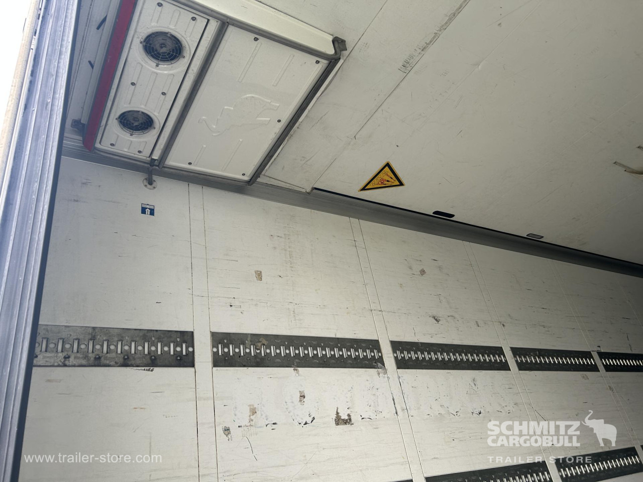 SCHMITZ Reefer Multitemp Taillift - Isothermal semi-trailer: picture 3 SCHMITZ Reefer Multitemp Taillift - Isothermal semi-trailer: picture 3