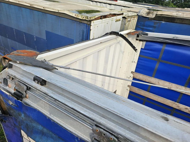 Curtainsider semi-trailer Krone SD - Roof demage: picture 12